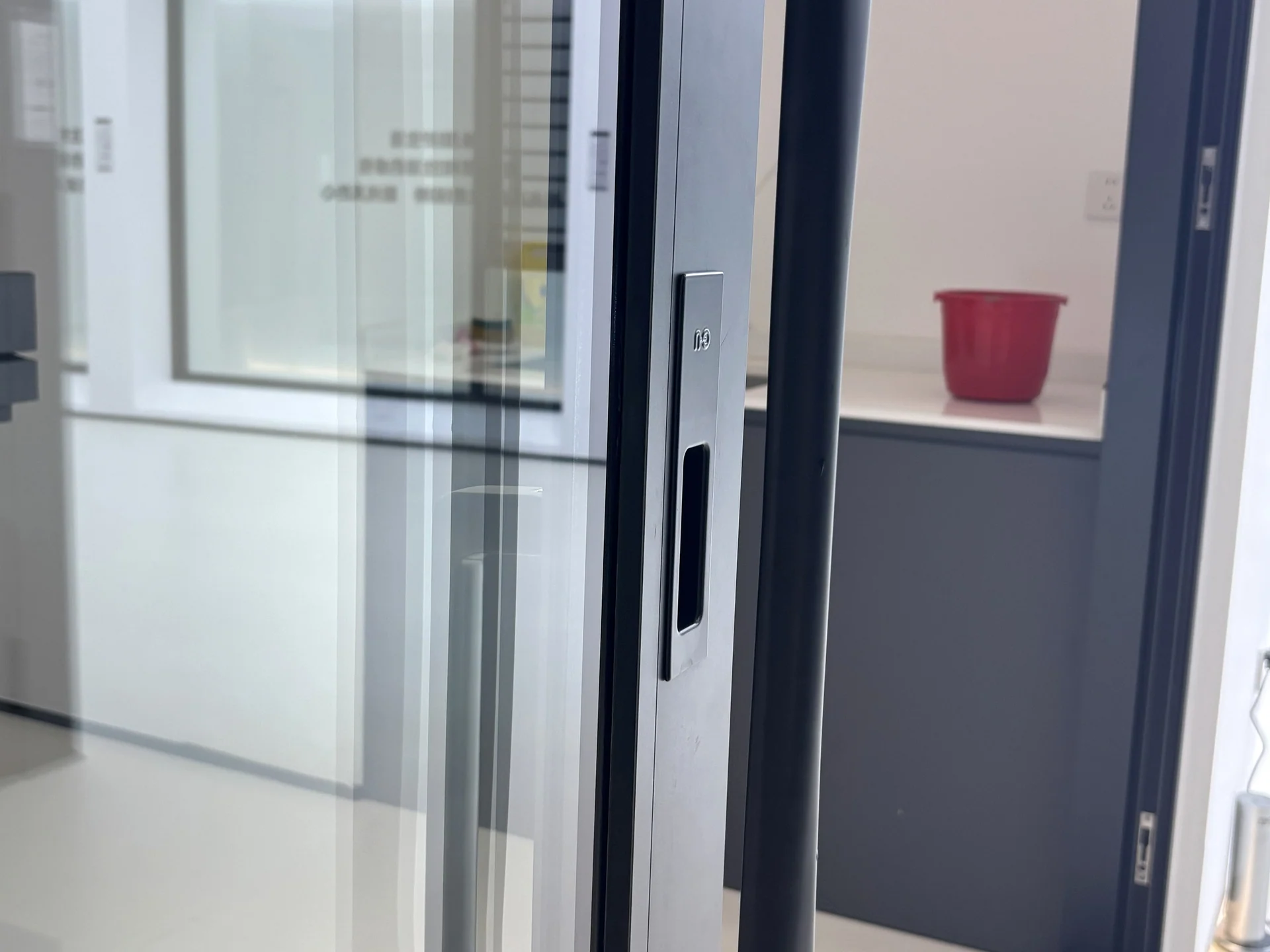 Handle and operating stile on a black aluminium sliding-door sample